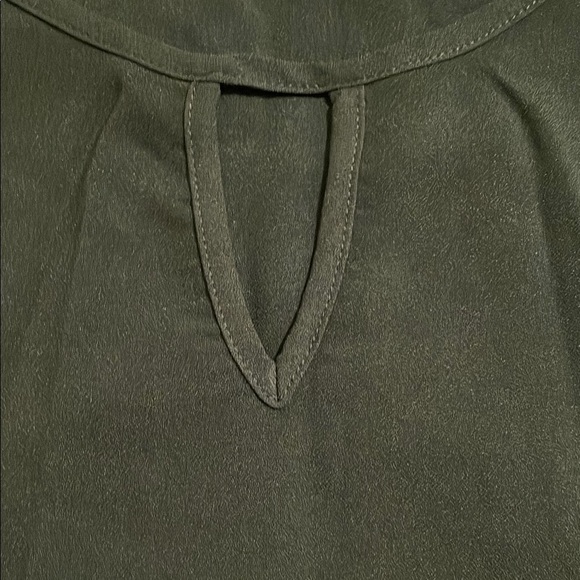 NEW Green Scallop Detail Sleeveless Top - Picture 3 of 7